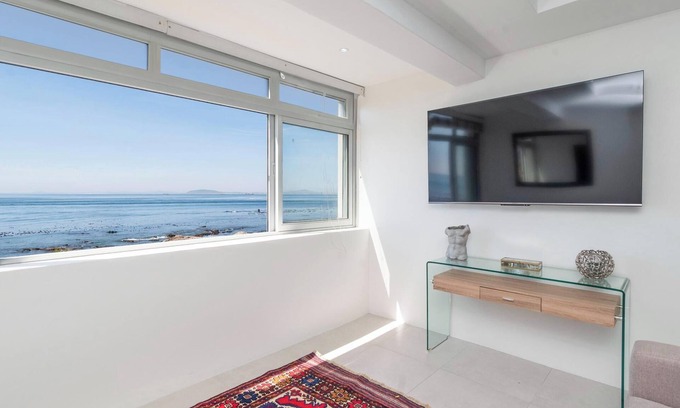 Mouille Point Apartment | Sea Views by the Promenade at Oceanmist Studio