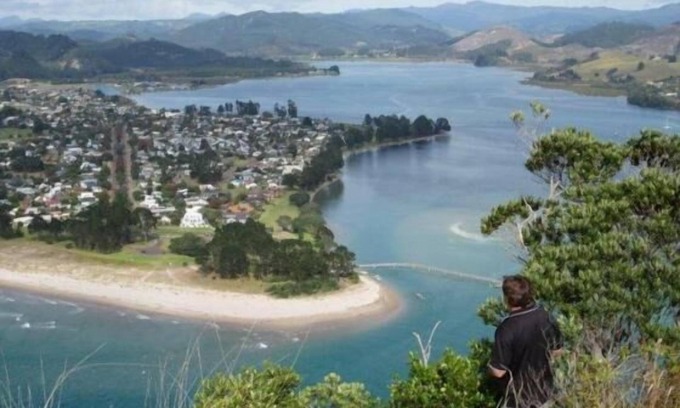 Tairua House | Stunning Oceanfront Views Near Ocean Beach - Rated 9.8