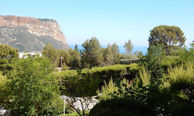 Cassis House | Coastal Retreat: Exceptional Ocean Views in Cassis
