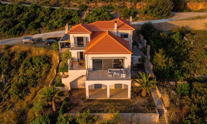 Arkadiko Chorio Villa | Relax at Sea Whisper Villa with Oceanfront Pool & Breakfast