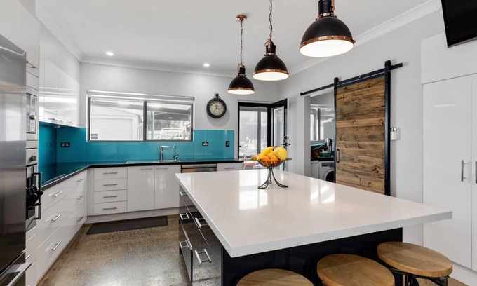 Hayborough House | Sea Whispers: Family & Pet-Friendly with Ocean Views