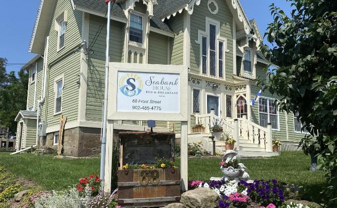 Pictou Bed & Breakfast | Cozy Seabank House Bed and Breakfast with Delicious Dining