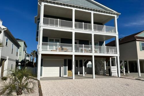 Sunset Beach House | Relax at Seabirds: A Family-Friendly 4-Star Retreat