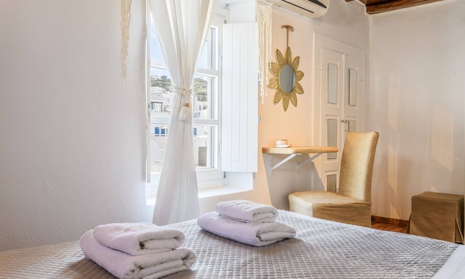 Mykonos House | Oceanfront Seablue Town Maisonette with Pet-Friendly Amenities
