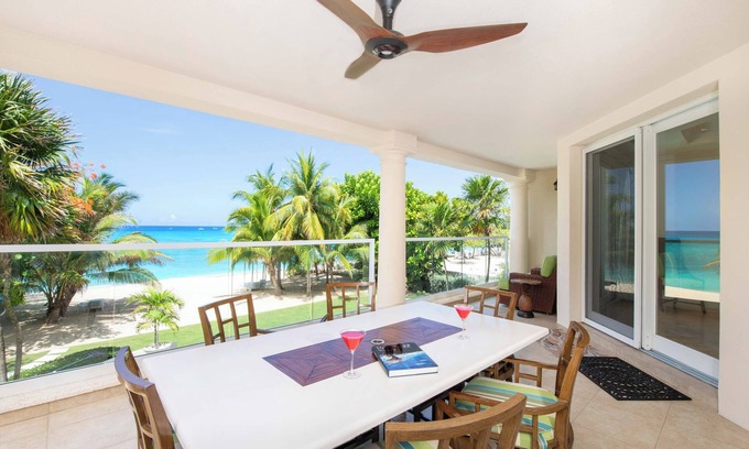 Seven Mile Beach Condo | Discover SeaBreeze #3: Beachfront Condo with Pool & Spa