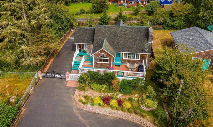 Grayland House | Inviting Seabreeze Captain Mike's Snug Harbor with Breakfast