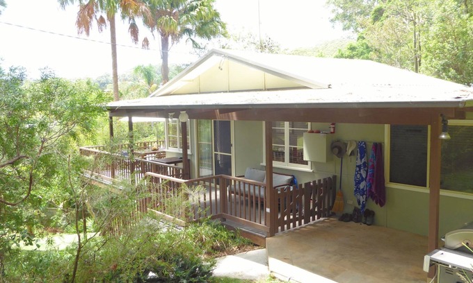Avoca Beach Cottage | Seabreeze Cottage: Relaxing Bushland Retreat by the Beach