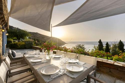 Steniai Villa | Guest Rated: Seabreeze House by the Sea - Beachside Retreat
