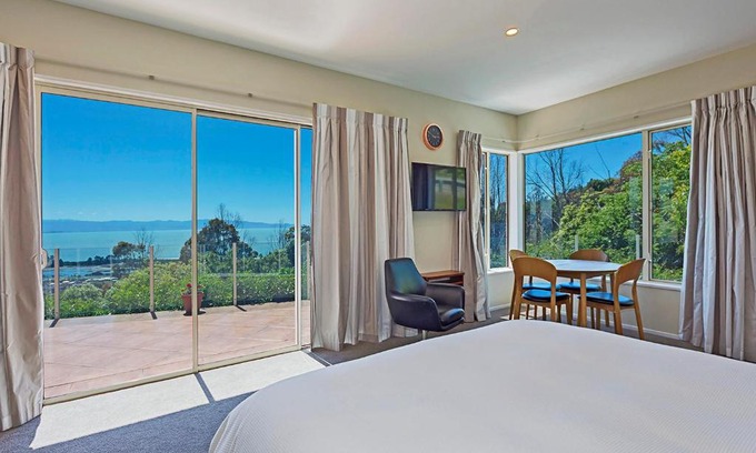 Britannia Heights Apartment | Seabreeze Nelson Studio Apartment - Family-Friendly Retreat