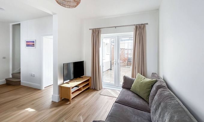 Worthing Apartment | Seabreeze Retreat - UK49968