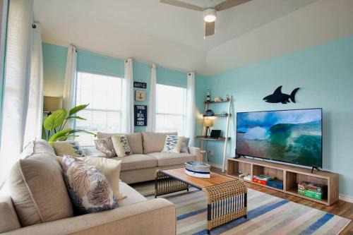 Surfside Beach House | Seabreeze Sueños: Pet-Friendly Surfside Retreat Steps to Beach