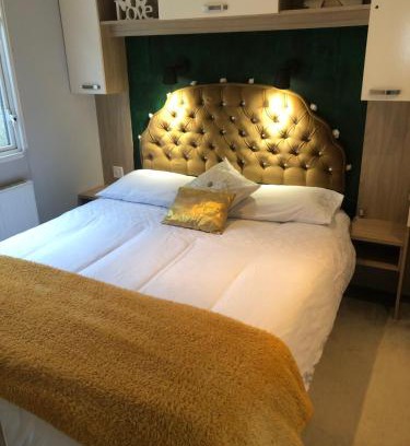 New Forest District Resort | Elegant Seabreeze Retreat Near Beach at Shorefield Park