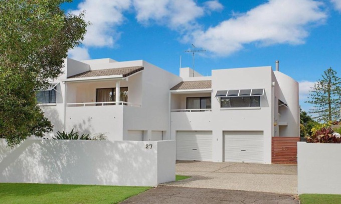 Dicky Beach House | Relaxing Seabreezes with Spectacular Ocean Views