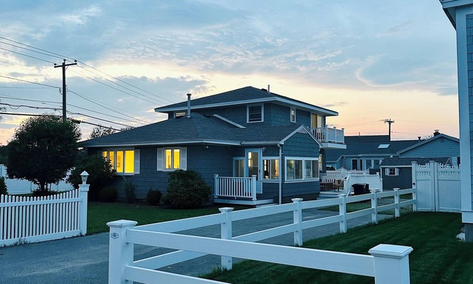 Seabrook House | Beachfront Retreat: Seabrook House with Pool & Ocean View