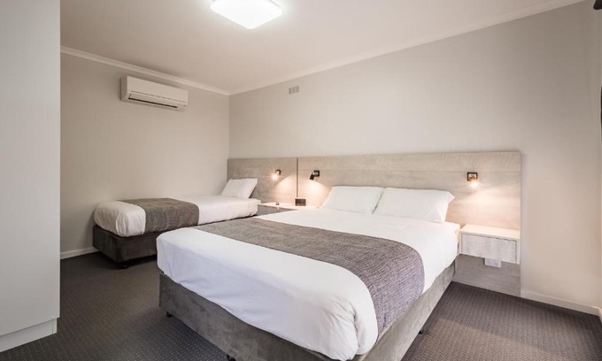 Somerset Hotel | Welcoming Seabrook Hotel: Family-Friendly with Breakfast!
