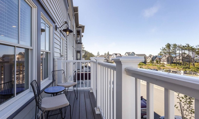 Seabrook House | Seabrook's At Last: Oceanfront Loft with Pool & Spa
