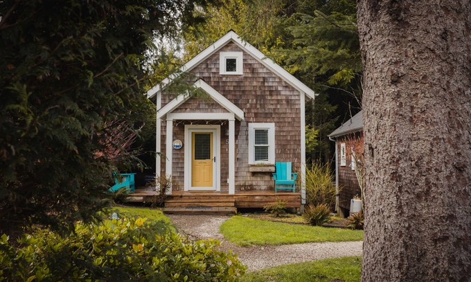 Seabrook House | Seabrook's Book at the Beach: Pet-Friendly with Hot Tub