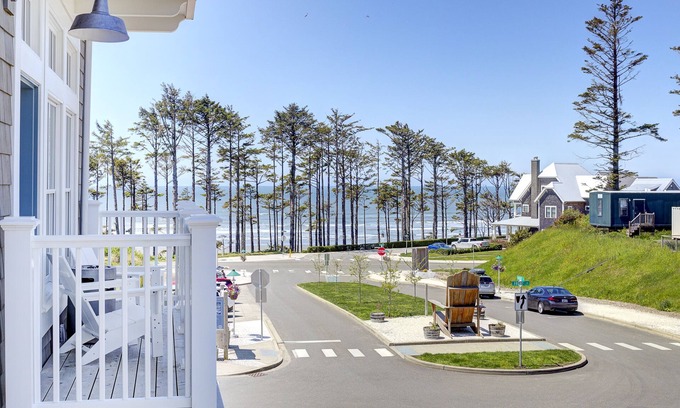 Seabrook House | Charming Seabrook's Pacific View Loft with Oceanfront Bliss