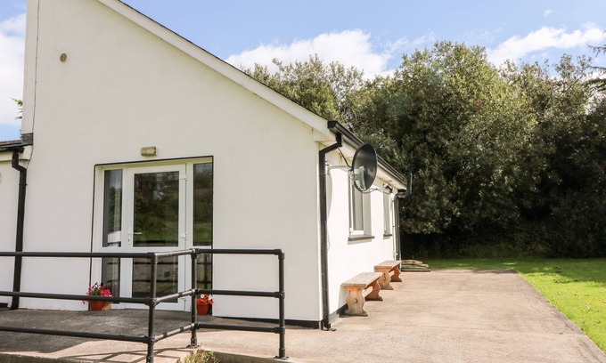 Ballygarrett Cottage | Pet-Friendly SeaChange Annexe with Oceanfront Views