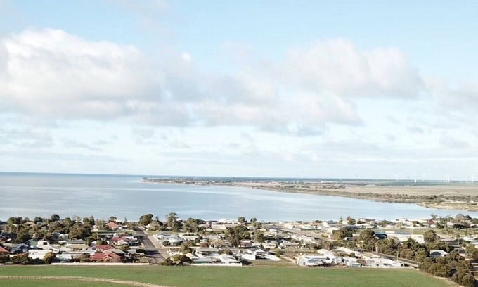 Melville House | Idyllic Seachange @ Coobowie with Oceanfront Pool & Views