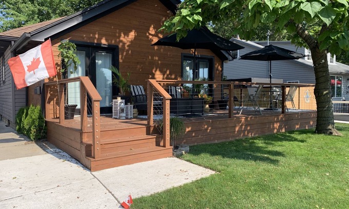 Leamington Cottage | Seacliff Sunset Cottage with Ocean Views and Spa Amenities