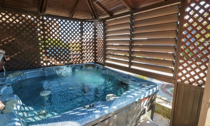 Scarborough Cottage | Relax at Seacrest Lodge with Oceanfront Views and Spa