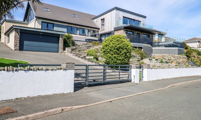 Holyhead Cottage | SEADDLER, pet friendly, with hot tub in Trearddur Bay