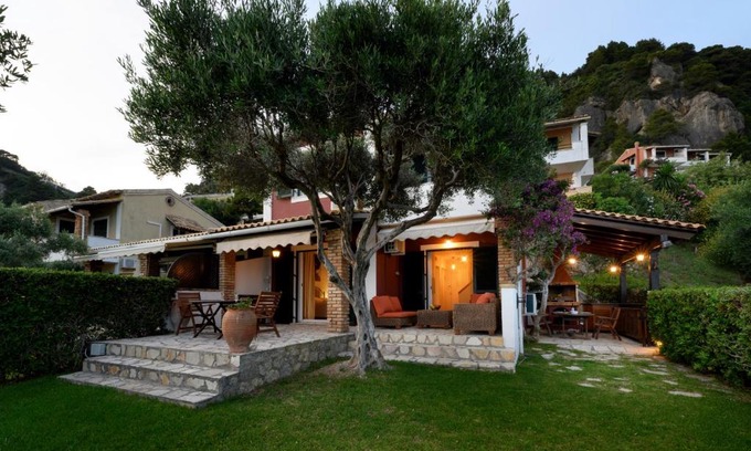 Parelia Villa | Beachfront Getaway at Seaduced Villa with Pool & Ocean Views