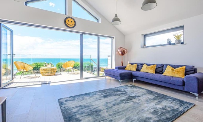 East Wittering Villa | Seafire Beach House: Pet-Friendly Retreat with Ocean Views