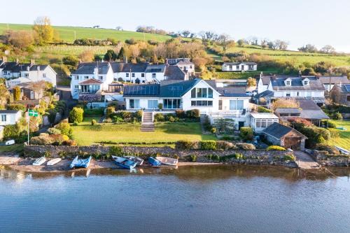 Chillington House | Seaflowers: Oceanfront Escape with Hot Tub & Family Fun