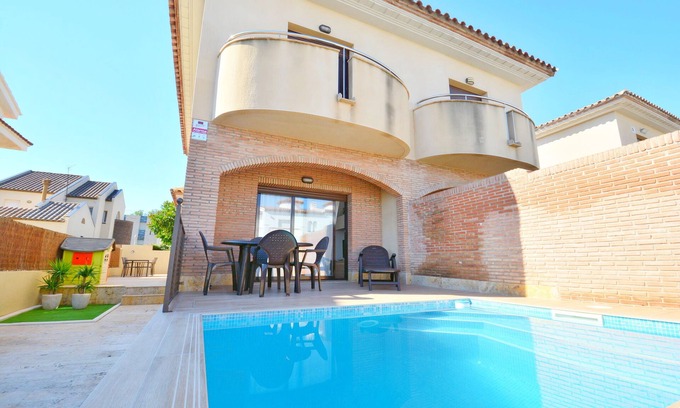 L'Hospitalet de l'Infant House | Seafront Retreat with Private Pool and Free WiFi