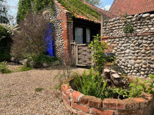 Roughton House | Cozy Seafret Barn for Two in Picturesque North Norfolk