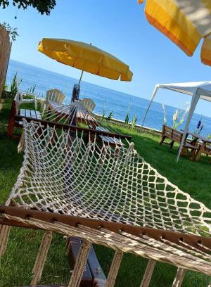 Ardesen Apartment | Seafront Apartment with Beach Access and Lush Garden