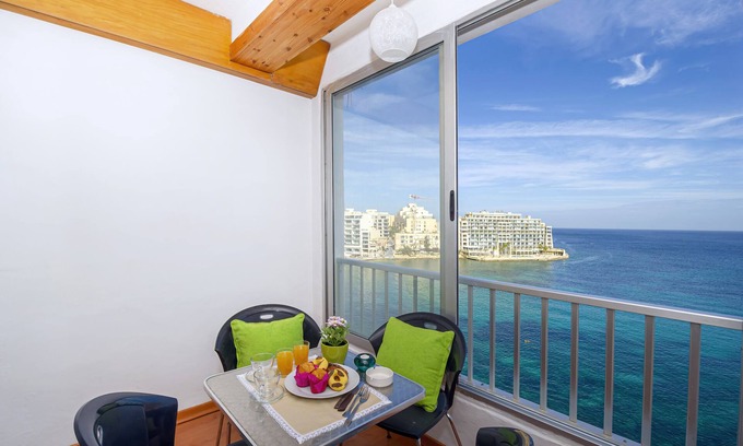 St. Julian's House | Seafront Apartment with Breathtaking Views of Spinola Bay