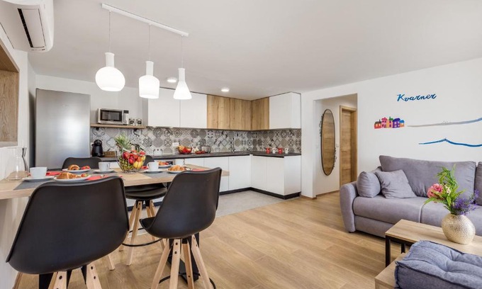 Ika Apartment | Oceanfront Apartment Voyo: 4-Star Ocean View Retreat