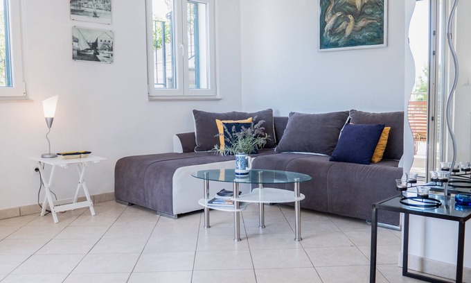 Krizna luka House | Seafront Apartment with Free Parking - Perfect Family Getaway
