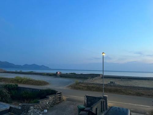 Dinas Dinlle House | Beachfront Retreat: Dinas Dinlle with Family-Friendly Perks