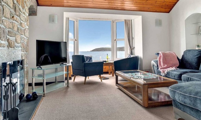 Chysauster House | Cozy Seafront Cottage for 6 with Ocean Views & Breakfast