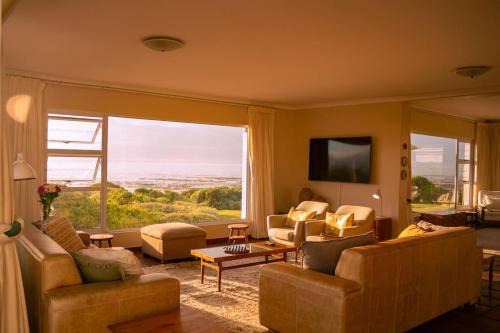 Hermanus House | Oceanfront Family Retreat in Vibrant Vermont - 9/10 Rated