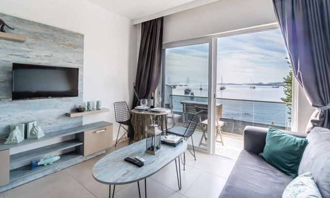 Bodrum City Center Apartment | Seafront Flat with Captivating Sea View in Bodrum