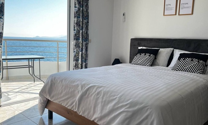Avlakia Apartment | Seafront studio with terrace