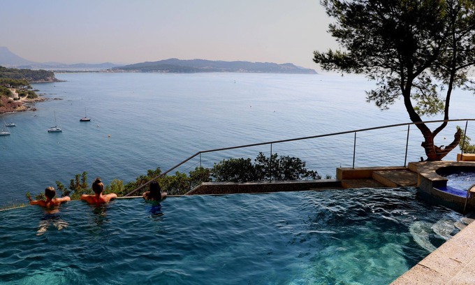 La Seyne-sur-Mer Villa | Seafront: Tranquil Oasis with Pool & Private Sea Access