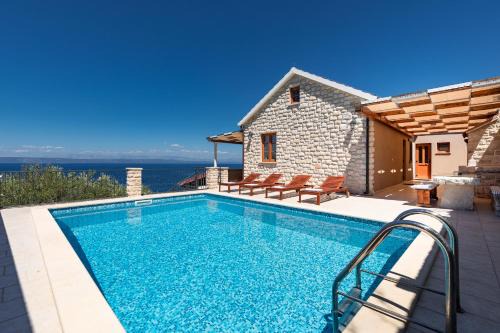 Prigradica Villa | Villa Endless View: Oceanfront Retreat with Pool & Hot Tub
