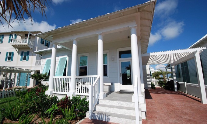 The Shores House | Beachside Bliss: Seaglass Cottage with Oceanfront Perks