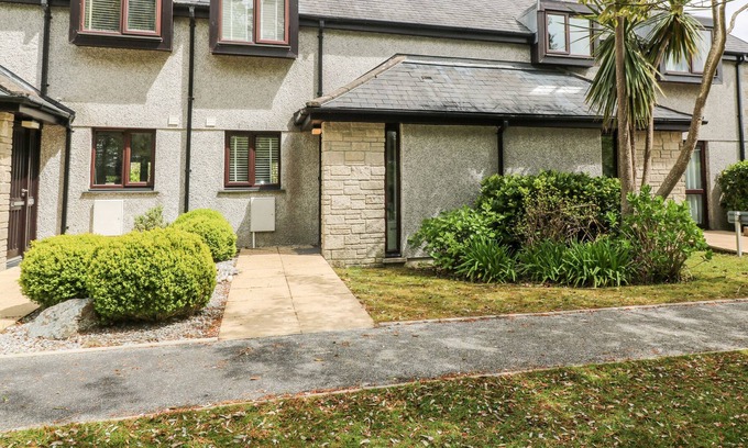 Maenporth Cottage | Family-Friendly Seaglass Hotel with Pool in Maenporth
