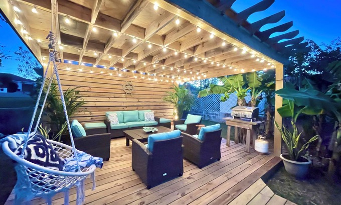 Spanish Wells Cottage | Seaglass Retreat: Beachfront Oasis with Free Golf Cart & Kayak