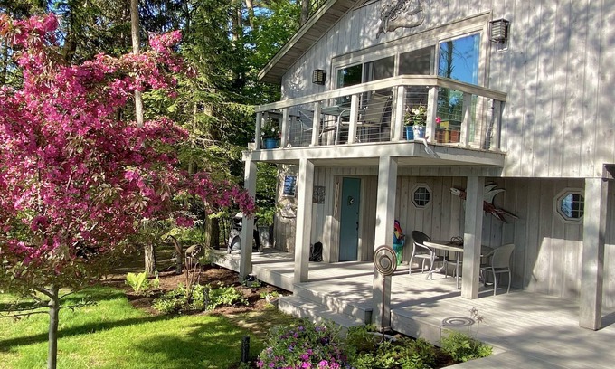 Sheboygan Cottage | Seagull Beach Guest House: Lake Michigan Cottage with Pool