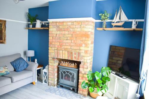Pakefield House | Seagull Cottage: Pet-Friendly Coastal Retreat with Ocean View