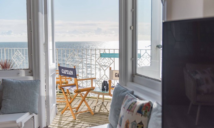 Folkestone Apartment | Seagulls by Bloom Stays: Oceanfront Retreat for 8 Guests