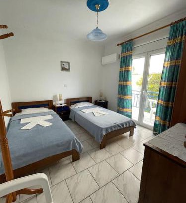 Paralia Agias Fotinis Apartment | Seagulls Hotel: Family-Friendly with Oceanfront Views